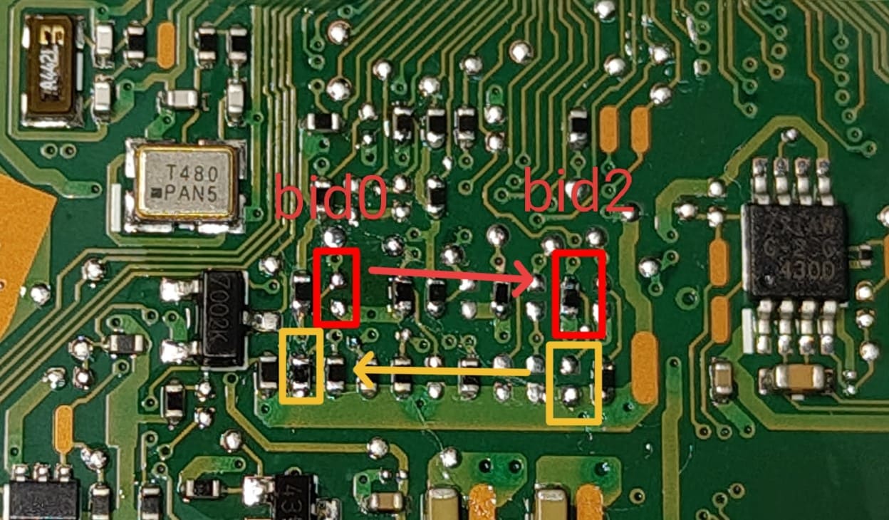 Печатная плата с выделенными компонентами для ремонта