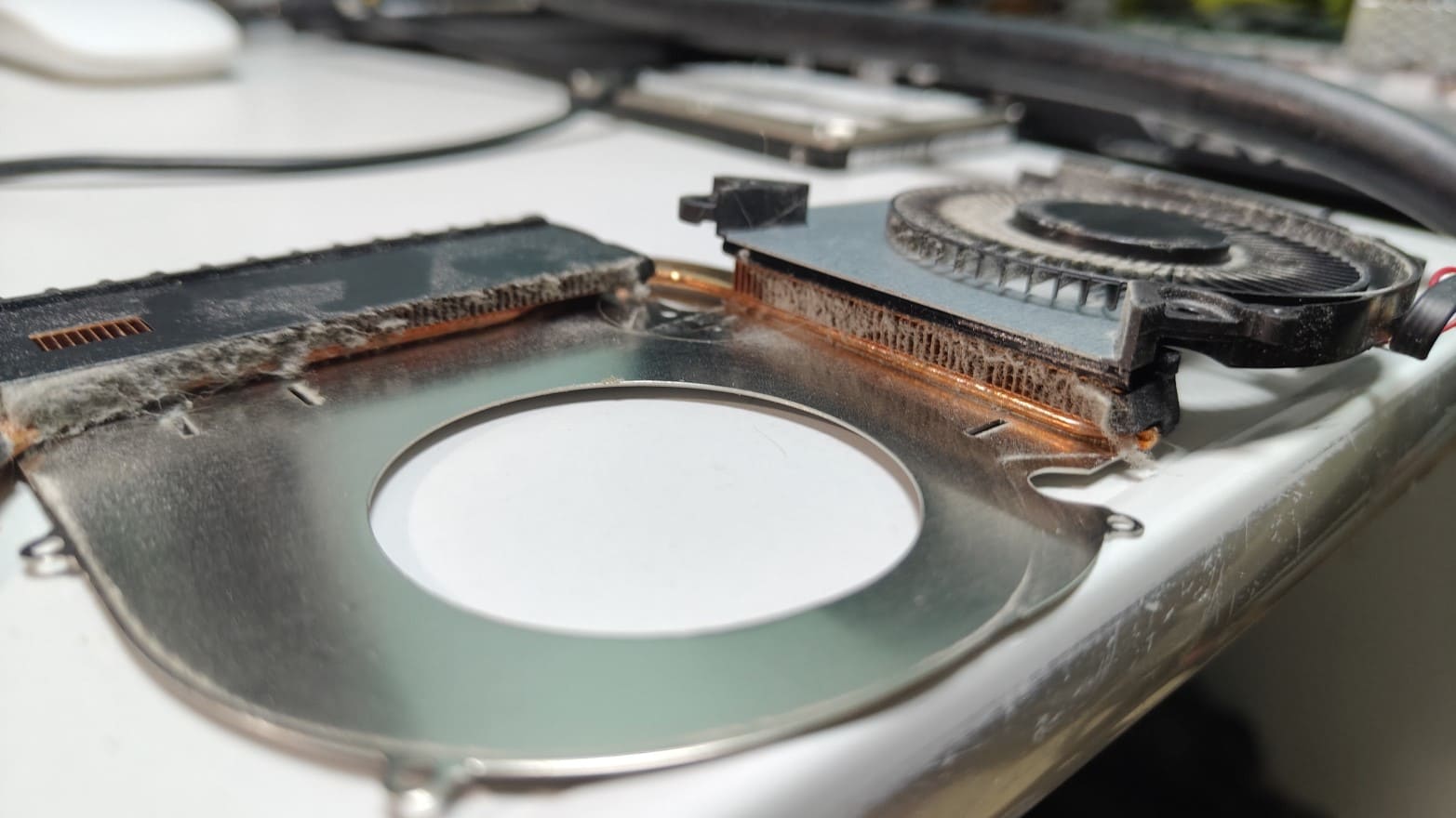 Забитый пылью радиатор и вентилятор ноутбука MSI