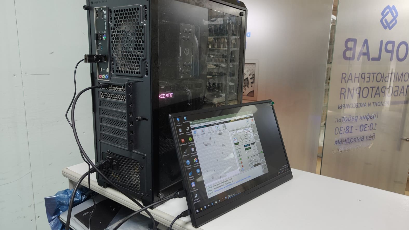 Настольный компьютер с подключенным портативным монитором для диагностики